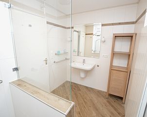 Stijlvolle badkamer in Vakantiehuis Stappeland 168, De Koog, Texel.