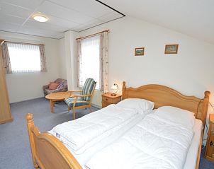 Ruime slaapkamer met zithoek in Vakantiehuis Stappeland 168, Texel.