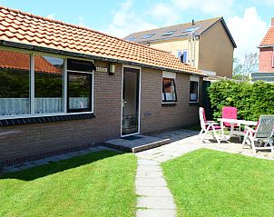 Bungalow Faisca in De Koog, Texel met zonnige tuin en terrasmeubilair, ideaal voor ontspanning op de Waddeneilanden.
