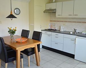 Moderne keuken in Bungalow Faisca, De Koog, Texel, met eettafel en keukenapparatuur voor een comfortabel verblijf op de Waddeneilanden.