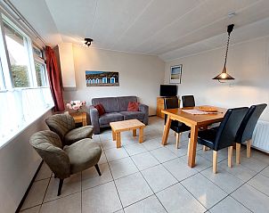 Lichte woonkamer van Bungalow Faisca in De Koog, Texel, met comfortabele zitruimte en eetgedeelte op de Waddeneilanden.