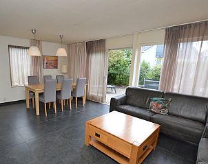 Ruime woonkamer in Vakantiehuis Stappeland 171, De Koog, Texel met comfortabele zithoek en veel lichtinval.