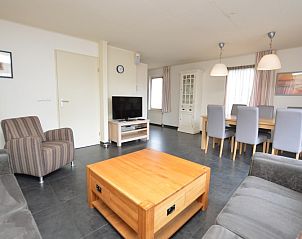 Gezellige eet- en zitruimte in Vakantiehuis Stappeland 171, De Koog, Texel, ideaal voor familiebijeenkomsten.