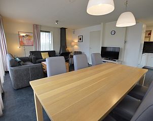 Open woonkamer en eetkamer in Vakantiehuis Stappeland 171, De Koog, Texel, met uitzicht op de tuin.