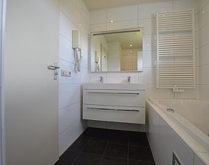 Luxe badkamer met dubbele wastafel in Vakantiehuis Stappeland 171, De Koog, Texel.