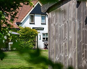 Landgoed Springtij - Koetshuis 2 in De Koog, Texel met charmante buitenkant en groene omgeving.