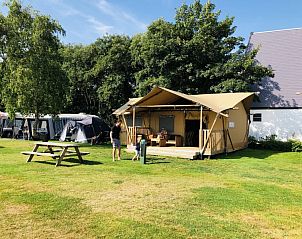 Gezellige safaritent op Camping Coogherveld Texel, De Koog, perfect voor een glamping ervaring op de Waddeneilanden.