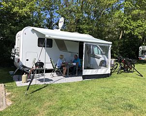 Comfortabele caravanplaats op Camping Coogherveld Texel, De Koog, met faciliteiten voor een zorgeloze vakantie.