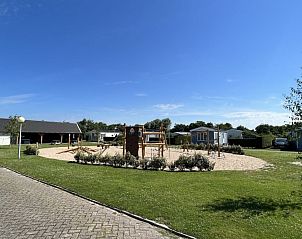 Uitgestrekt speelveld op Camping Coogherveld Texel, De Koog, ideaal voor gezinnen die de Waddeneilanden verkennen.