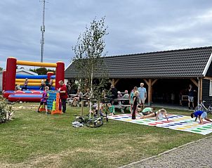 Gezellige ontmoetingsplek bij Camping Coogherveld Texel in De Koog, met activiteiten voor jong en oud op de Waddeneilanden.
