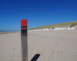 Prachtig strand bij De Koog, Texel, op loopafstand van Camping Coogherveld, ideaal voor een dagje uit op de Waddeneilanden.