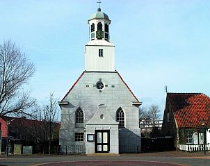Historische kerk in De Koog, Texel, dichtbij Camping Coogherveld, een culturele bezienswaardigheid op de Waddeneilanden.