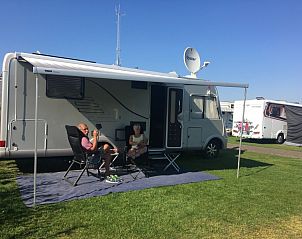 Comfortabel camperverblijf op Camping Coogherveld Texel, De Koog, met moderne faciliteiten voor een ontspannen vakantie.