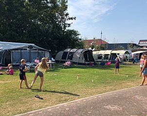 Kinderen spelen op Camping Coogherveld Texel in De Koog, een gezinsvriendelijke bestemming op de Waddeneilanden.