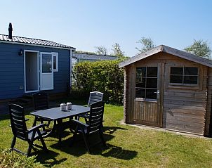 Knus tuinhuisje bij chalet op Camping Coogherveld Texel, De Koog, een perfecte plek om te ontspannen op de Waddeneilanden.