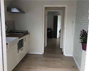 Gezellige gang in vakantiehuis Kamerstraat 39, De Koog, Texel met toegang tot woonkamer en keuken.