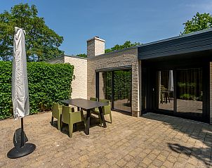 Terras van vakantiehuis 16 - Zeebries in De Koog, Texel, ideaal voor buiten dineren op de Waddeneilanden.