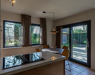 Eetkamer met uitzicht op tuin in vakantiehuis 16 - Zeebries in De Koog, Texel op de Waddeneilanden.