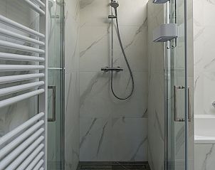 Stijlvolle badkamer met douche in vakantiehuis 16 - Zeebries in De Koog, Texel op de Waddeneilanden.