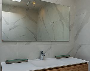 Moderne wastafel in badkamer van vakantiehuis 16 - Zeebries in De Koog, Texel op de Waddeneilanden.