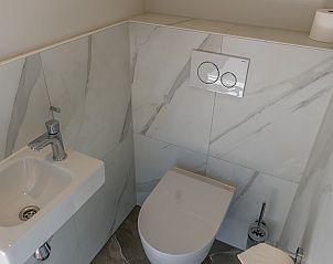 Strakke toiletruimte in vakantiehuis 16 - Zeebries in De Koog, Texel op de Waddeneilanden.