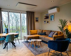 Stilvolles Wohnzimmer mit Aussicht in Pavillion 4, De Koog, Texel.