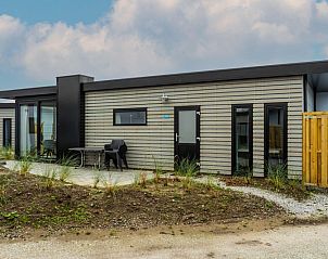 Terrasse des Pavillons 4 in De Koog, Texel mit Sitzgelegenheiten und Blick auf die Natur.