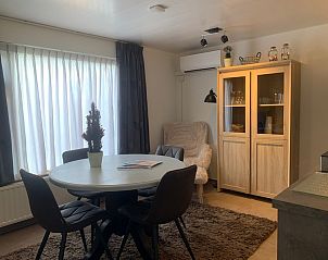 Gemtliches Esszimmer im Familienbungalow, De Koog, Texel mit hellen und modernen Mbeln.