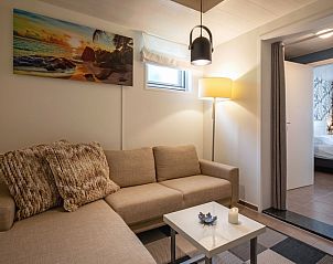 Gemtliche Sitzecke im Familienbungalow, De Koog, Texel mit stimmungsvoller Beleuchtung und Kunst an der Wand.