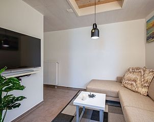Modernes Wohnzimmer im Familienbungalow, De Koog, Texel mit Flachbildfernseher und gemtlichem Sofa.