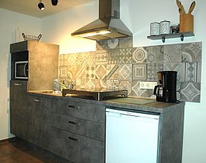 Moderne Kche im Familienbungalow, De Koog, Texel mit stilvollen Fliesen und kompletter Ausstattung.