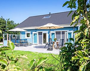 Zonnig terras van De Verleegen Hoek vakantiehuis in De Koog Texel met parasols en zitplaatsen.