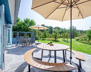 Veranda met uitzicht op groene omgeving bij De Verleegen Hoek vakantiehuis in De Koog Texel.
