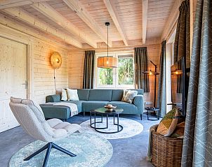 Gezellige woonkamer van De Verleegen Hoek vakantiehuis in De Koog Texel met houten interieur.