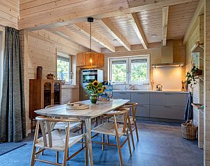 Moderne keuken in De Verleegen Hoek vakantiehuis in De Koog Texel met eettafel en houten afwerking.