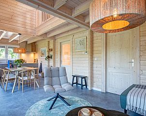 Open leefruimte in De Verleegen Hoek vakantiehuis in De Koog Texel met houten plafond en veel licht.