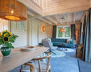 Eetruimte en woonkamer in De Verleegen Hoek vakantiehuis in De Koog Texel met houten decor.