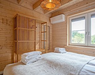 Gezellige slaapkamer in De Verleegen Hoek vakantiehuis in De Koog Texel met houten details en veel licht.