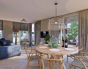 Gemtliche Essecke in Duinvilla Wellness 6, Ferienhaus in De Koog, Texel, mit Holztisch und Sthlen.