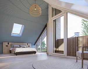 Helles Schlafzimmer mit groem Fenster in Duinvilla Wellness 6, De Koog, Texel, ideal zum Entspannen.