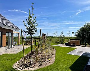 Gartenblick mit Whirlpool in Duinvilla Wellness 6, einem Ferienhaus in De Koog, Texel.