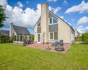 Auenbereich des Ferienhauses Honeysuckle 91 mit Sauna, De Koog, Texel, mit sonniger Terrasse und grnem Garten.