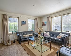 Gemtliches Wohnzimmer im Ferienhaus Kamperfoelie 91, De Koog, Texel, mit bequemen Sofas und viel Licht.