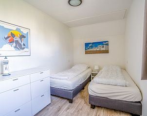 Schlafzimmer mit zwei Einzelbetten im Ferienhaus Kamperfoelie 91, De Koog, Texel, mit heller Einrichtung.