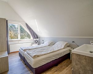 Hauptschlafzimmer im Ferienhaus Kamperfoelie 91, De Koog, Texel, mit Doppelbett und Tageslicht.