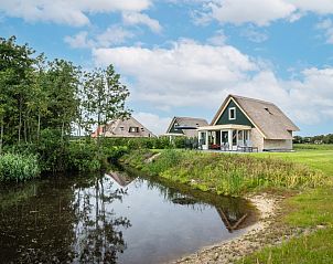 Landhuis vakantiehuis in De Koog, Texel met prachtig uitzicht op de natuur en een serene vijver.