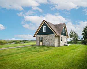 Landhuis vakantiewoning in De Koog, Texel omgeven door uitgestrekte groene velden.