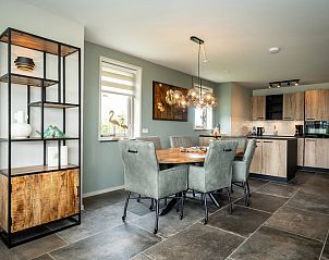 Landhuis vakantiewoning in De Koog, Texel met moderne eetkamer en volledig uitgeruste keuken.