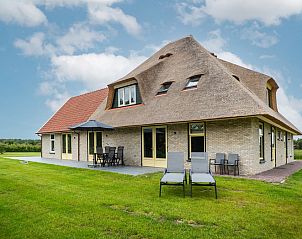 Vakantiehuis in De Koog, Texel met ruime tuin en comfortabele ligstoelen op het terras.