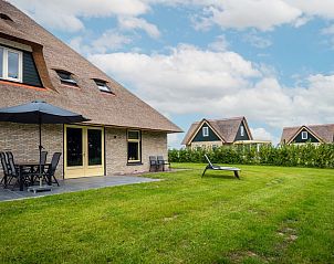Vakantiehuis in De Koog, Texel met ruim terras en comfortabele buitenmeubels voor een ontspannen verblijf.